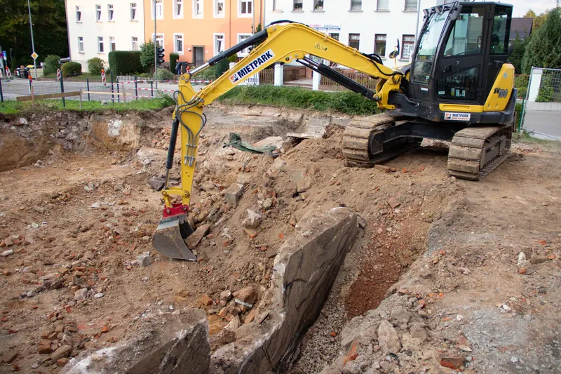 Bagger beim Ausheben der Baugrube
