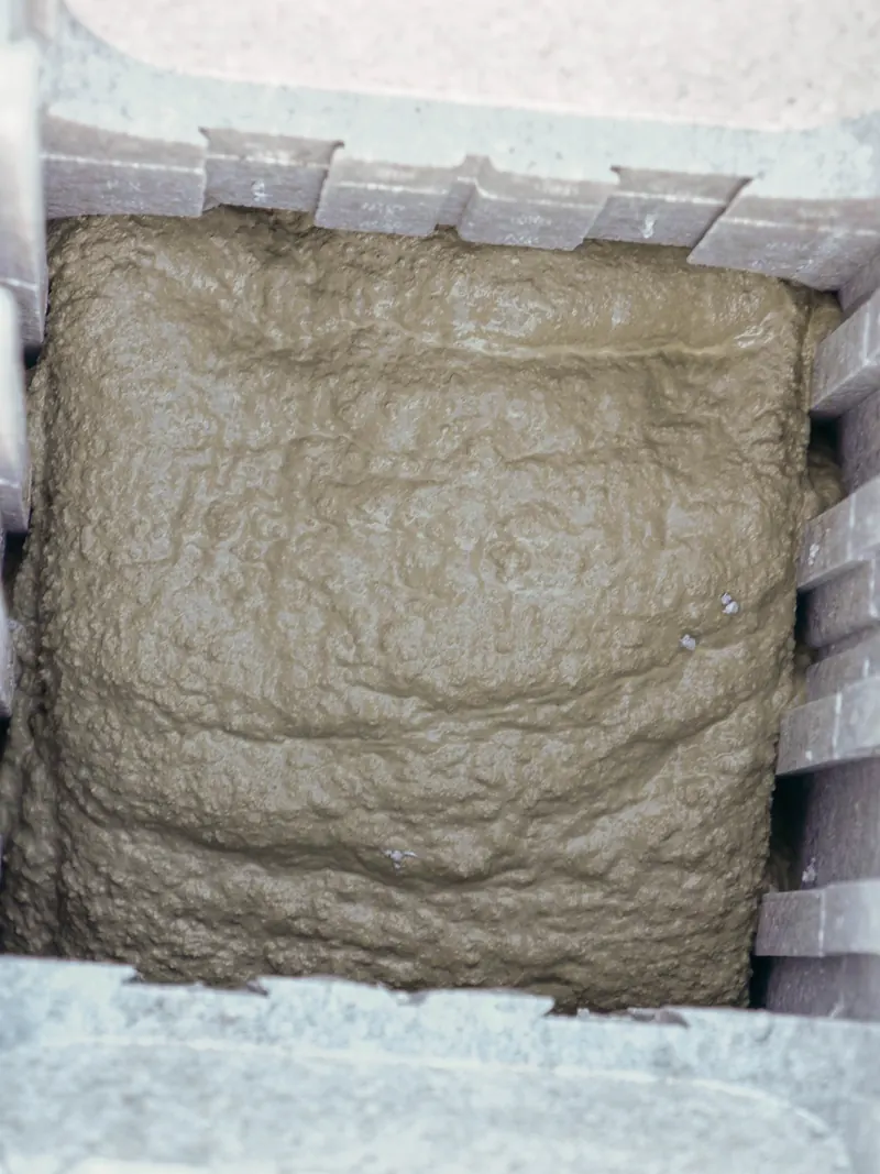 Mit Beton verfüllte Kammer eines isorast-Elements von oben