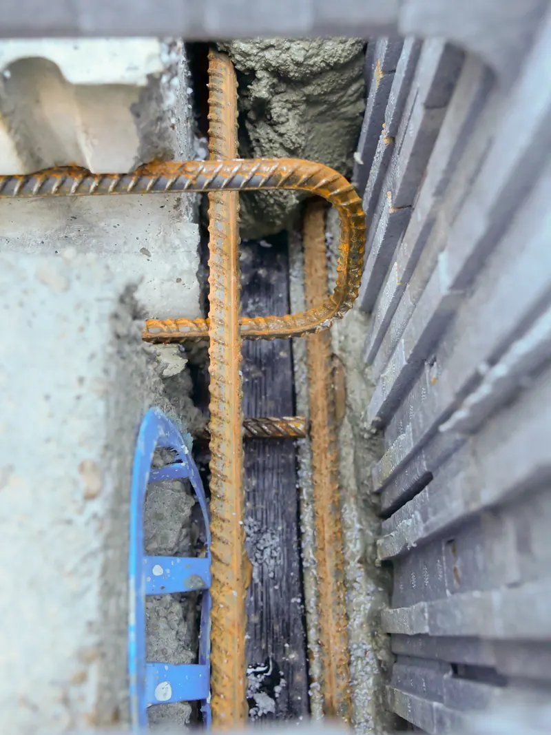 Blick von oben in die Schalung: eingelegte Bewehrung und Beton zwischen den Dämmschalen