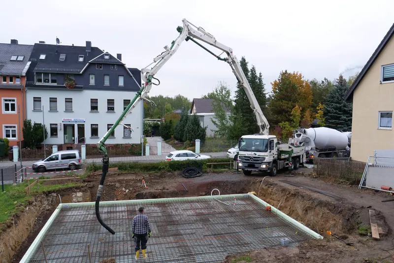 Fahrmischer und Betonpumpe an der Baustelle beim Betonieren der Bodenplatte
