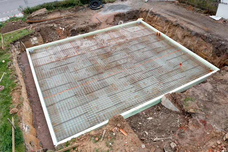 Luftbild der fertig bewehrten Bodenplatte innerhalb der gedämmten Randschalung