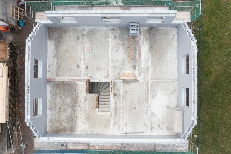 Draufsicht auf das Dachgeschoss im Rohbau mit Treppenöffnung