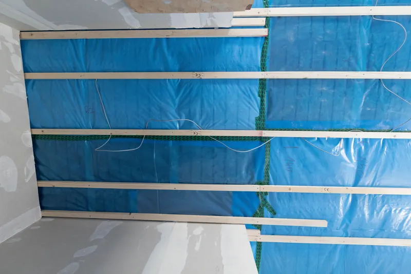 Gedämmte Dachgeschossdecke mit Dampfbremsfolie und Lattung vor der Verkleidung