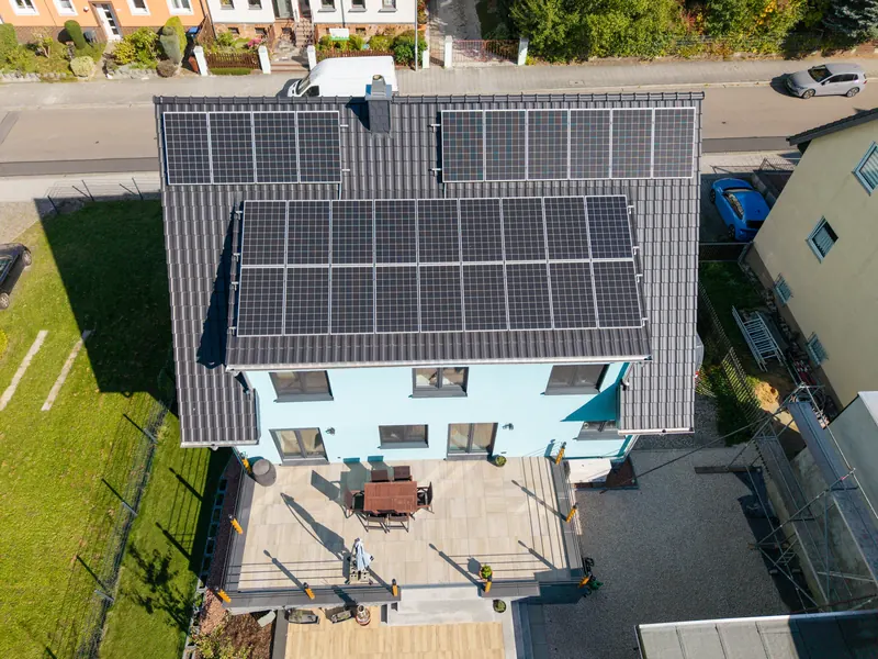 Draufsicht auf das fertige Haus mit Photovoltaik und Terrasse
