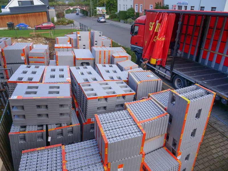 Gelieferte isorast-Schalungselemente in gebundenen Paketen vor dem Lkw der Spedition