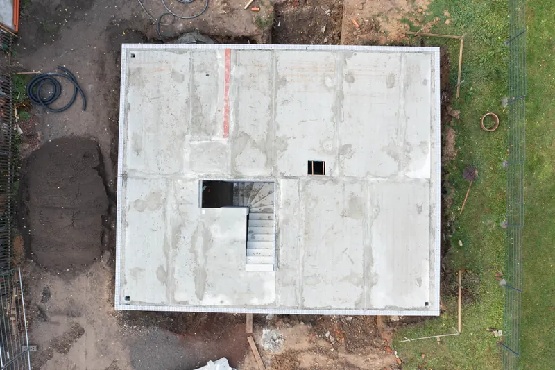 Draufsicht auf die fertig verlegte Kellerdecke mit Treppenöffnung