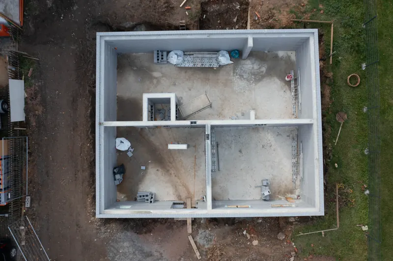 Draufsicht auf das Kellergeschoss im Rohbau