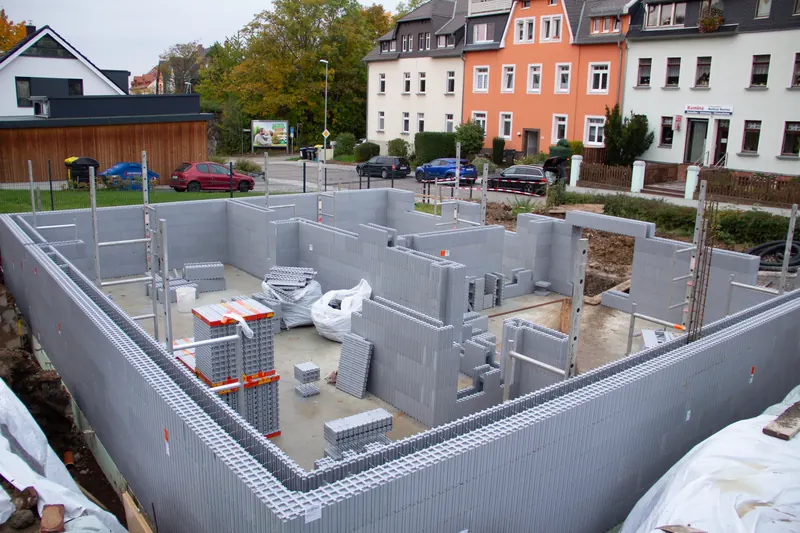 Gesteckte und verfüllte Wände des Kellergeschosses mit Innenwänden