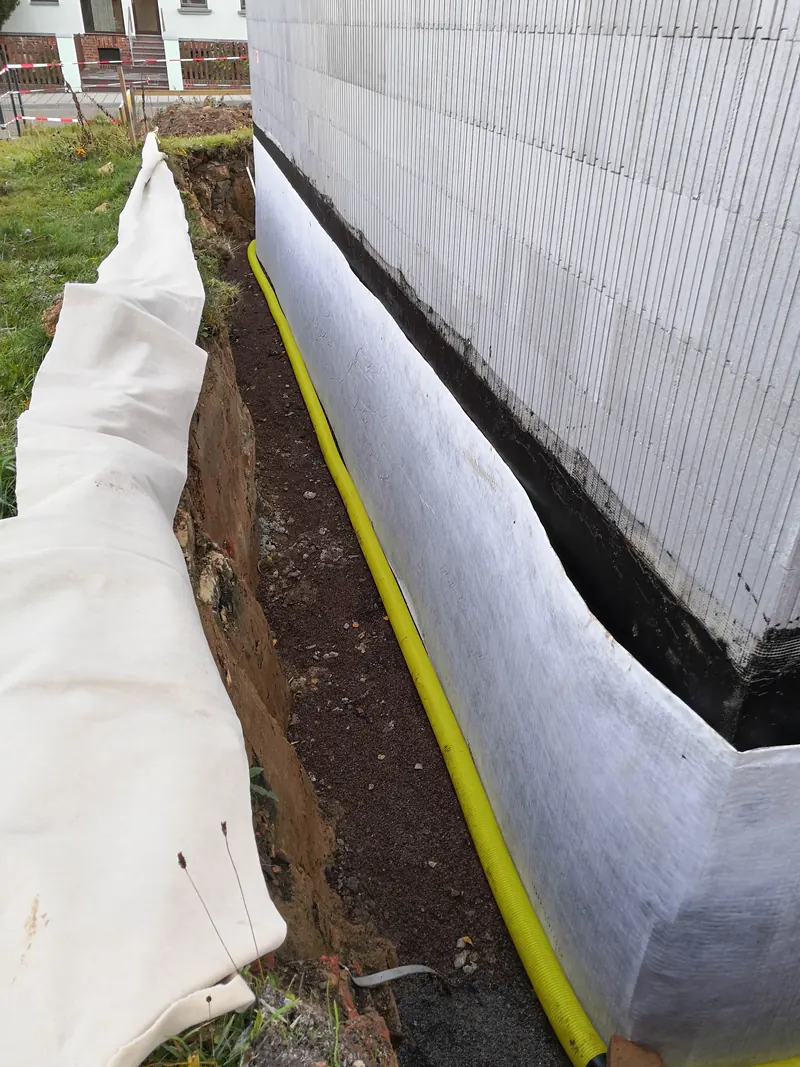 Abdichtung und Schutzschicht an der erdberührten Kelleraußenwand