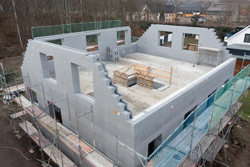Rohbau mit Giebelwänden aus isorast-Elementen und Fensteröffnungen