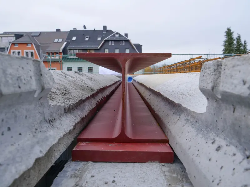 Stahlträger zwischen zwei Deckenelementen