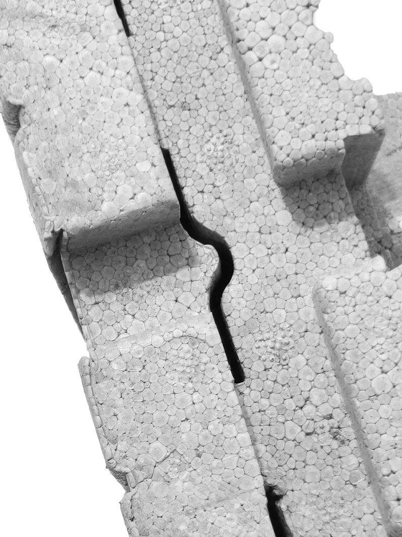 Nahaufnahme der Neopor-Schale eines isorast-Elements: eine feine, wellenförmige Fuge teilt die Schale der Länge nach