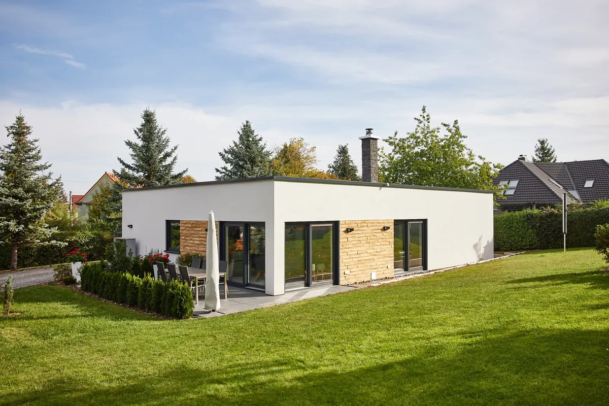 Flachdach-Bungalow in isorast Bauweise mit Terrasse, Wärmepumpe und Kamin