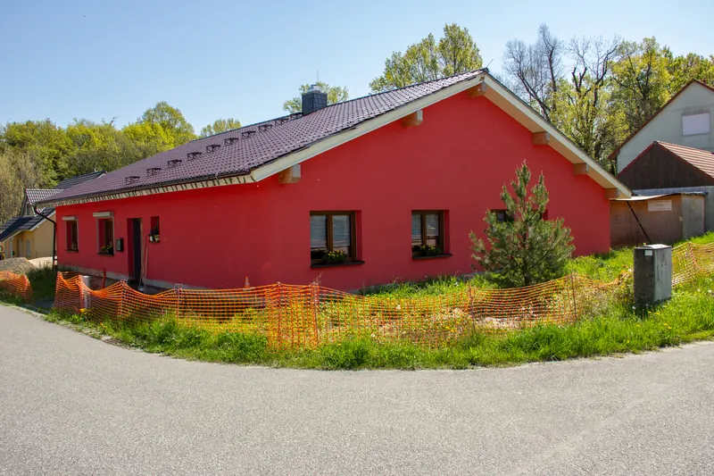 Langgestreckter roter Bungalow mit Satteldach