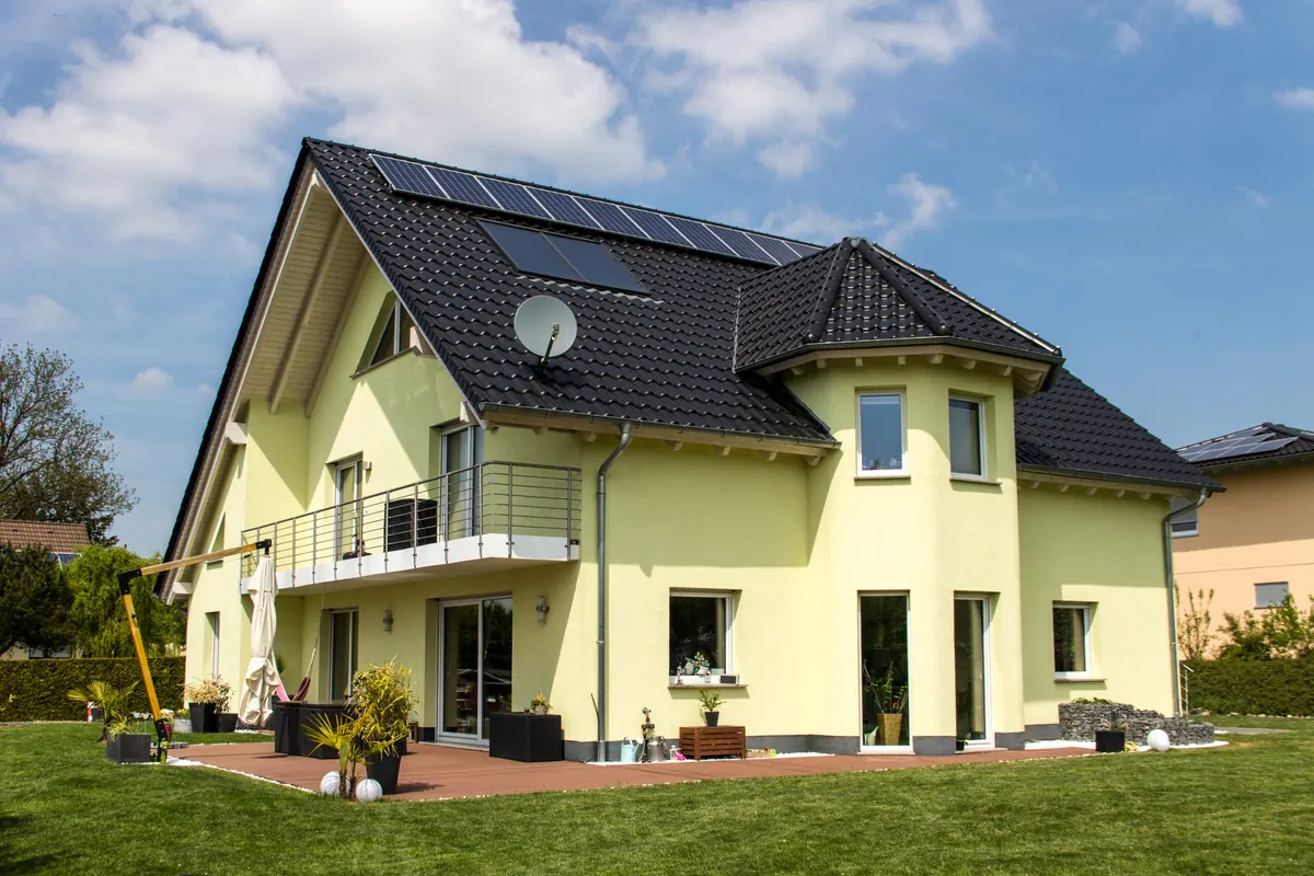 Foto: fertiges Einfamilienhaus mit Erker und Balkon, gebaut mit dem isorast Bausystem