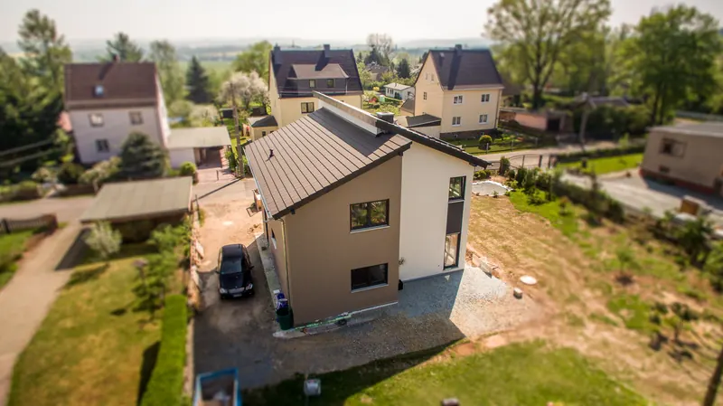 Luftbild: Einfamilienhaus mit Satteldach und Garten in einer Siedlung