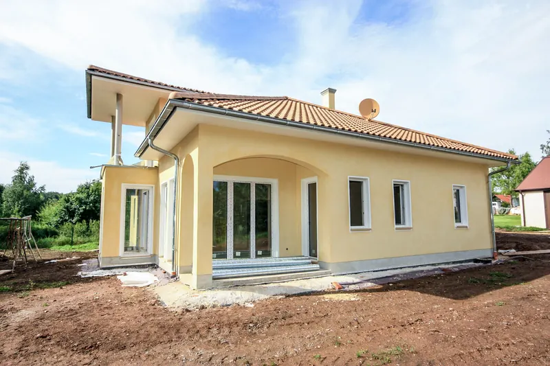 Gelbes Haus mit Walmdach, Erker und Terrasse