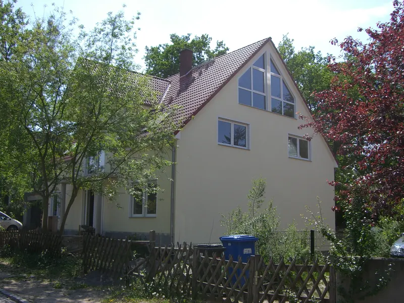 Einfamilienhaus mit großer Giebelverglasung im Grünen