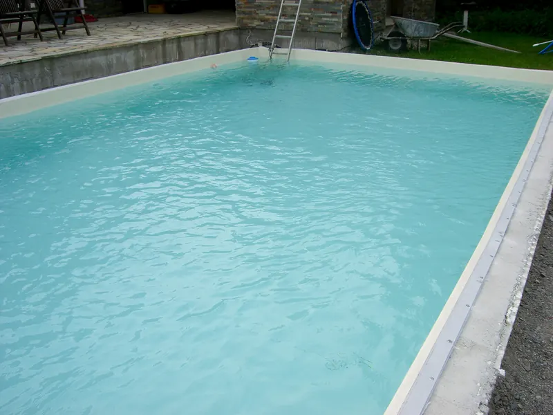 Gefülltes Schwimmbecken im Garten
