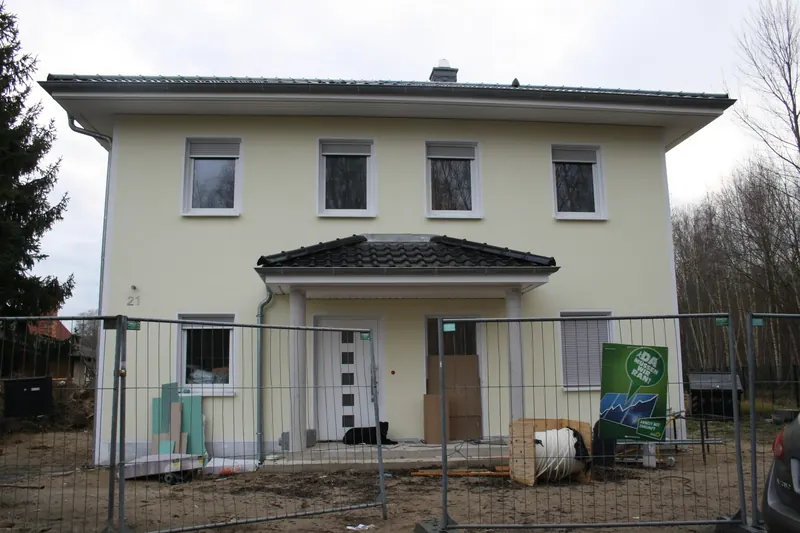 Stadtvilla mit Walmdach in der Endphase des Baus